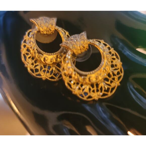 Vtg Gold tone filigree earrings - Picture 2 of 4